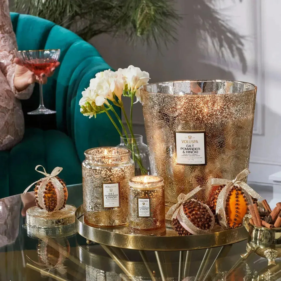 Vela Voluspa Pote com Tampa de Vidro Grande Gilt Pomander E Hinoki 100 Horas