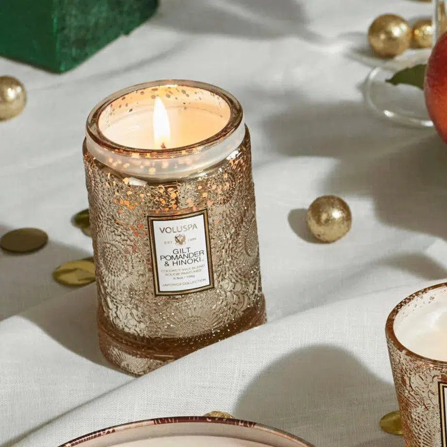 Vela Voluspa Pote com Tampa de Vidro Grande Gilt Pomander E Hinoki 100 Horas