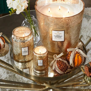 Vela Voluspa Pote de Vidro 5 Pavios Gilt Pomander e Hinoki 250 Horas