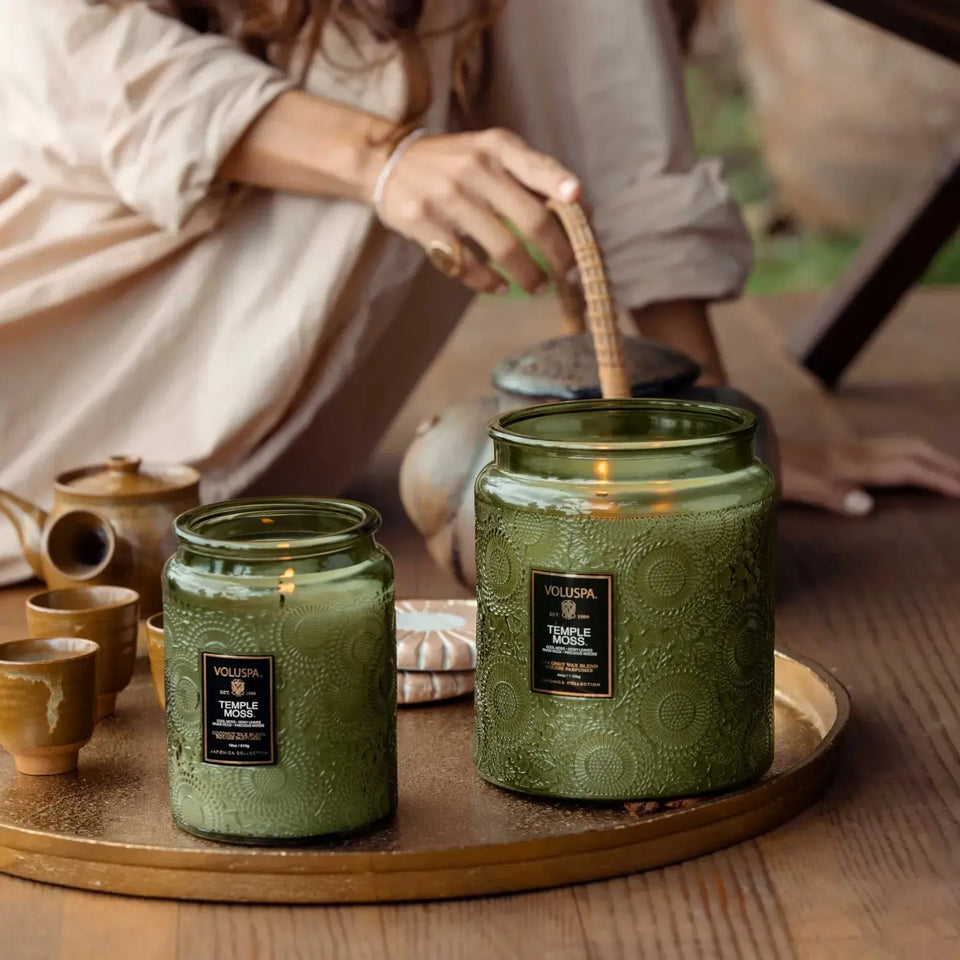 Vela Voluspa Pote de Vidro Grande Temple Moss 100 Horas