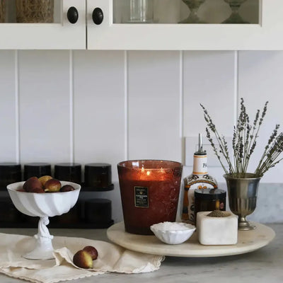 Vela Voluspa Vaso Pedestal 3 Pavios Forbidden Fig 80 Horas