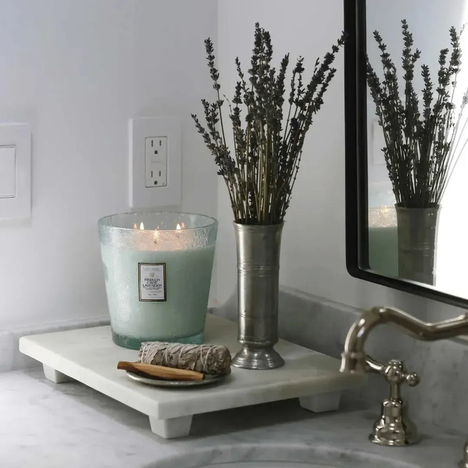 Vela Voluspa Vaso Pedestal 3 Pavios French Cade Lavender 80 Horas