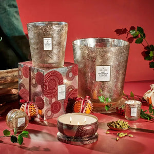 Vela Voluspa Vaso Pedestal 3 Pavios Gilt Pomander e Hinoki 80 Horas