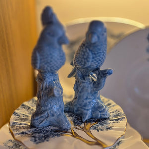 Pássaro Decorativo Azul Pena na Cabeça