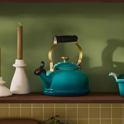 Chaleira Tradicional Com Apito 1,6L Bleu Riviera Pegador Dourado Le Creuset