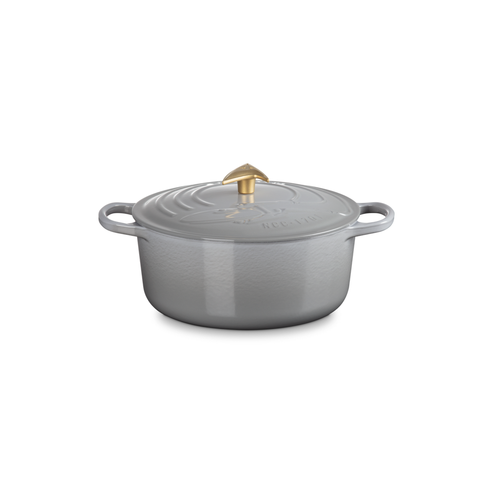 Panela Le Creuset Redonda Signature Enterprise Star Trek Cinza Neblina com Pegador Dourado 5,3L 26cm