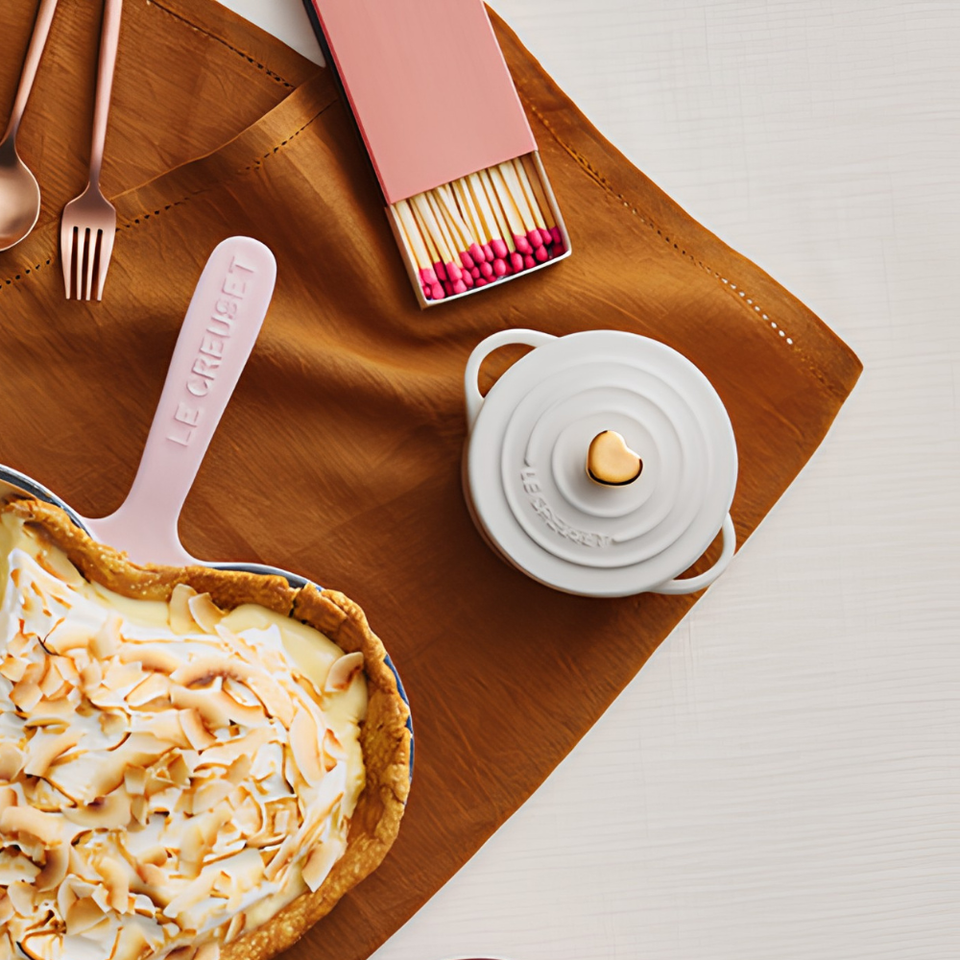 Mini Cocotte Cerâmica Branco com Pegador Coração Dourado Le Creuset