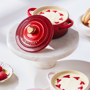 Mini Cocotte Cerâmica Vermelho com Pegador Coração Dourado Le Creuset
