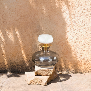 Garrafa Decorativa Vidro Fumê Tampa em Pedra Natural Branca Linha Bruma 9cm
