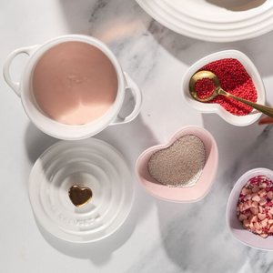 Mini Cocotte Cerâmica Branco com Pegador Coração Dourado Le Creuset