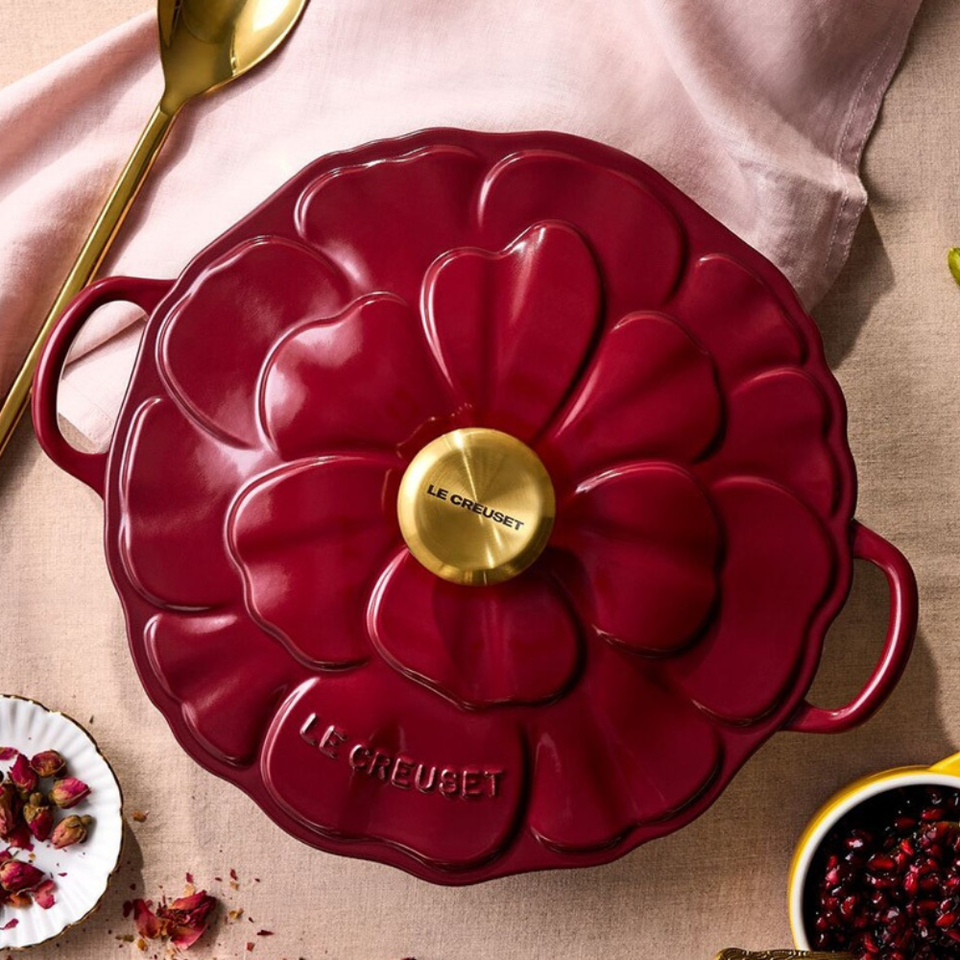 PRÉ-VENDA: Caçarola Buffet Signature Petal Rhone com Pegador Dourado 2,2L 26cm Le Creuset