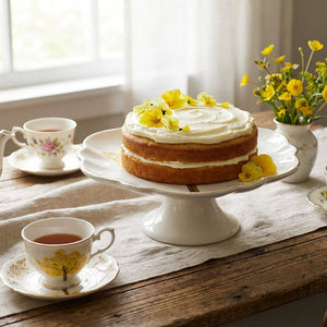 Prato para Bolo com Pé Cerâmica Ypê Amarelo com Filete de Ouro Scalla