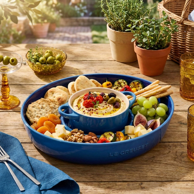 Kit Prato para Aperitivo 34cm Azure + 4 Mini Cocotte 10cm Azure Le Creuset